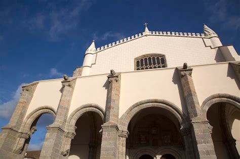 Fachada de la iglesia de san francisco en évora portugal Foto Premium