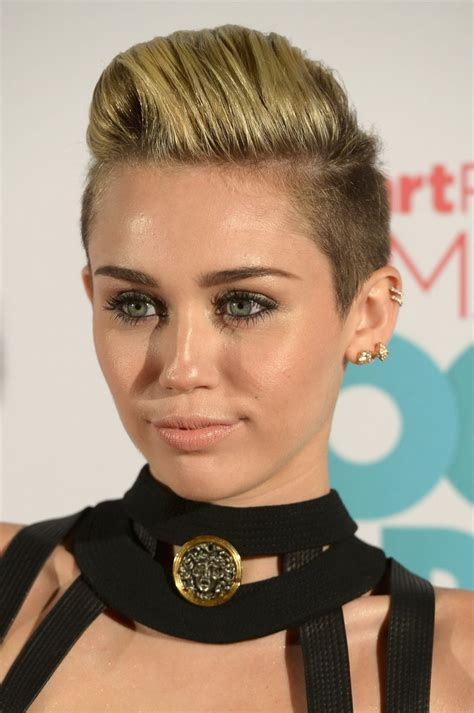 Miley Cyrus Showing Huge Cleavage In Black Mikro Dress At The IHeartRadio Ultima Porn Pictures