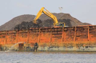 Kapal Pengangkut Batu Bara Di Pelabuhan Cirebon Datatempo