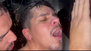 HOMBRE BLANCO SE ENCUENTRA CON AMANTES GAY EN UN AGUJERO DE GLORIA EN UNA FOLLADA A PELO