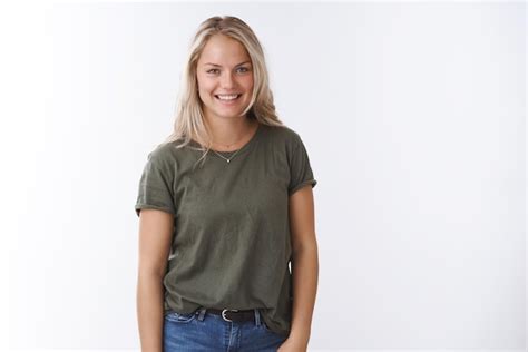 Heureuse joyeuse jeune femme blonde européenne en t shirt olive se sentant excitée et
