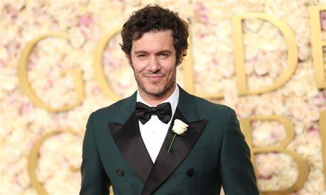 Por qué Adam Brody dice que ser sex symbol lo hace sentir inseguro