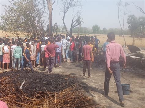 A Hut Caught Fire Due To A Short Circuit In Deoria देवरिया में शार्ट