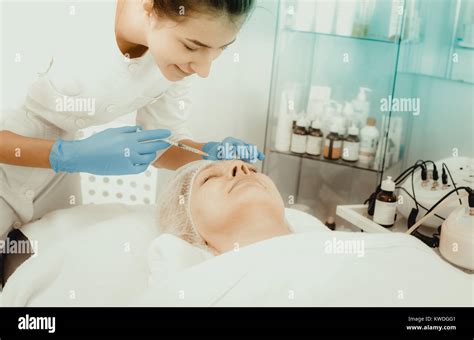 Female Doctor Doing Beauty Injection To Mature Woman Client Stock Photo Alamy