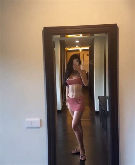 Hương Ly khiến dân tình há hốc vì lộ cơ bụng thần Vệ Nữ khi diện bikini THẾ GIỚI PHỤ NỮ ONLINE