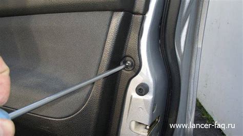 Mitsubishi Lancer IX: Снятие обшивки передней двери