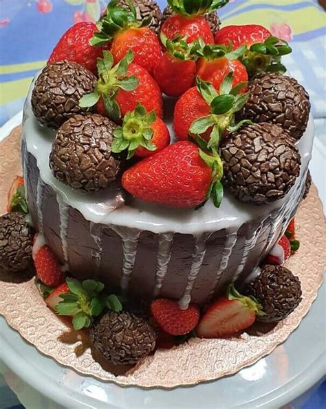 Bolo Decorado Com Morango E Brigadeiro - Bolo de brigadeiro com morangos