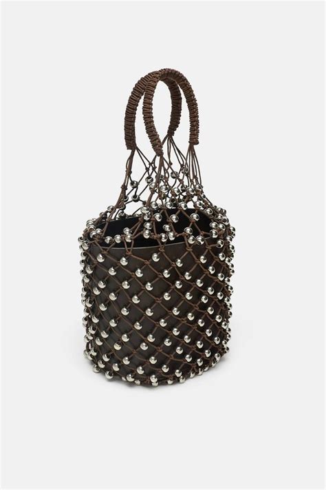 изображение 1 из СЕТЧАТАЯ СУМКА-ШОПЕР С ДЕКОРАТИВНЫМИ ШАРИКАМИ от Zara ...