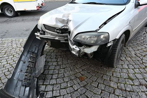 Berneck Sg Lenker Fahrunf Hig Bei Unfall In Bush Uschen Geprallt