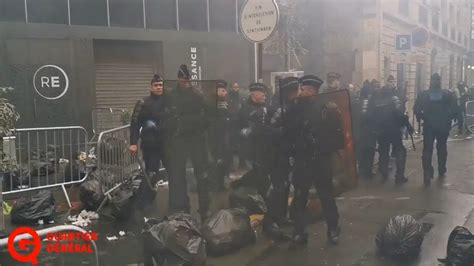 Retraites des manifestants jettent des sacs poubelles contre le siège