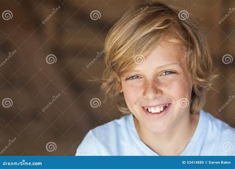 Het Jonge Gelukkige Blonde Jongenskind Glimlachen Stock Foto Image Of