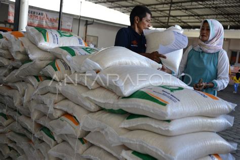 Penyaluran Bantuan Pangan Beras Tahap Dua Antara Foto