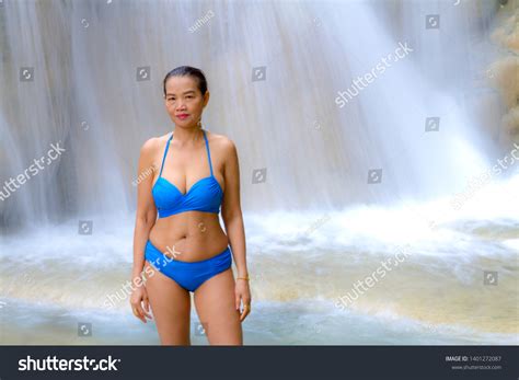 Woman Sexy Blue Bikini Erawan Waterfall Foto Stock