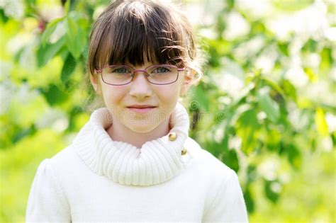 Verticale De Fille De Gosse De Brunette Photo Stock Image Du Coiffure Mignon