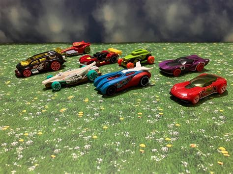 Hot Wheels Autos 8 Stück mit viel Zubehör Gebraucht in Läufelfingen für CHF 7 mit