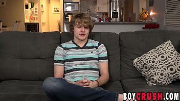 Jovencito Rubio Lindo Se Corre Mientras Se Mete Un Consolador En Su Estrecho Agujero Anal