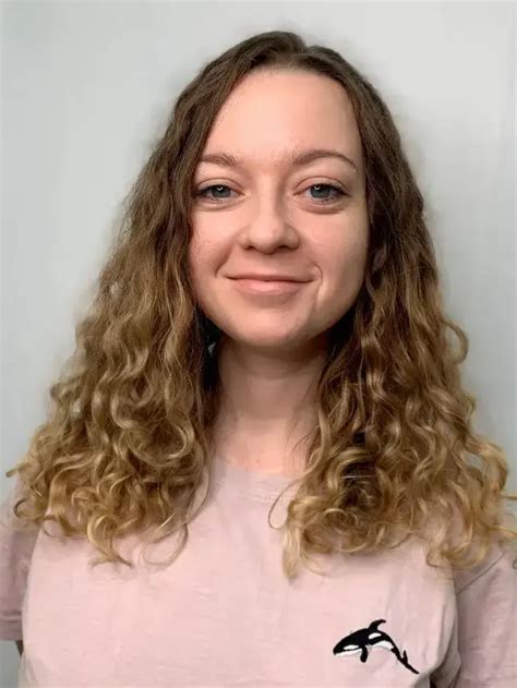 Окрашивание волнистых, вьющихся и кудрявых волос в Москве