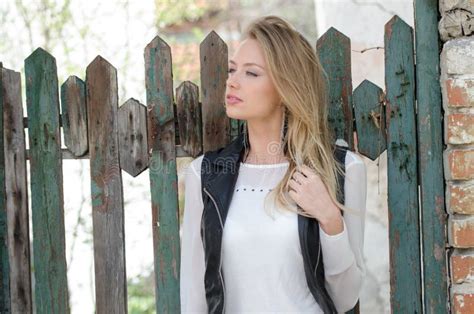 Nat Rlich Sch Ne Junge Blonde Frau In Der Natur Stockfoto Bild Von Schauen Blond