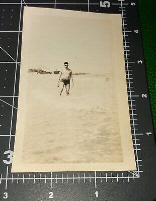 S BEEFCAKE SHIRTLESS Man Swimsuit Beach Bulge Vintage Gay Int Snapshot PHOTO EUR