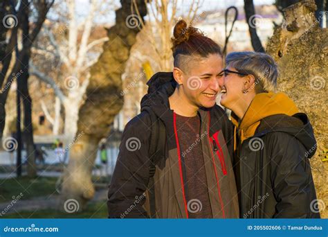 Pareja Gay Lesbiana Retrata A Dos Mujeres Adultas En El Parque Sonriendo Y Abrazando Foto De
