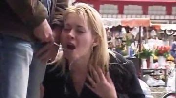 Une MILF à talons suce un inconnu en public PORNDROIDS