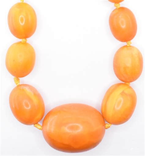 51BidLive 20TH CENTURY BUTTERSCOTCH AMBER BEADED NECKLACE