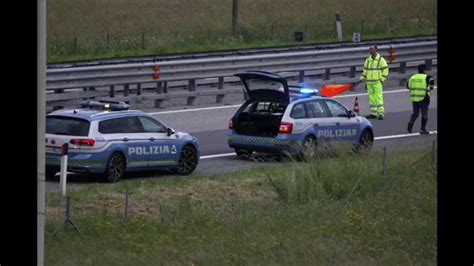 Quincinetto Scontro Tra Due Auto Sulla A In Direzione Ivrea La