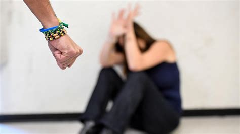 Arrestato un giovane per revenge porn e minacce a una ex fidanzata il caso allarma la comunità