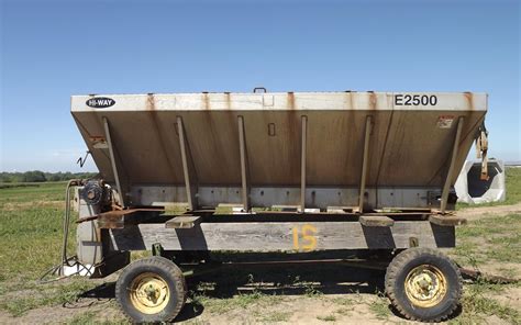 truck with salt spreader 2