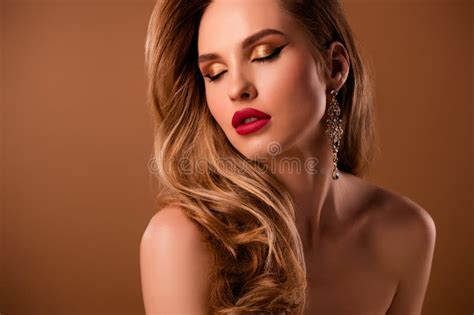 Photo Portrait Of Pretty Cute Girl Naked Shoulders Enjoy Beautiful Body