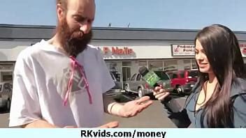 desesperada desnuda en público y folla para pagar el alquiler 3 XVIDEOS