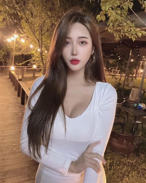 Bị chê quá kín đáo nữ gymer chiêu đãi fan với bộ bikini mỏng manh khoe vẻ đẹp đẫy đà