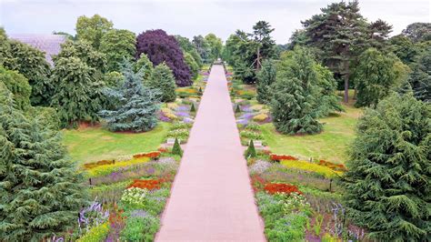Access the world famous botanical gardens via kew gardens station 29