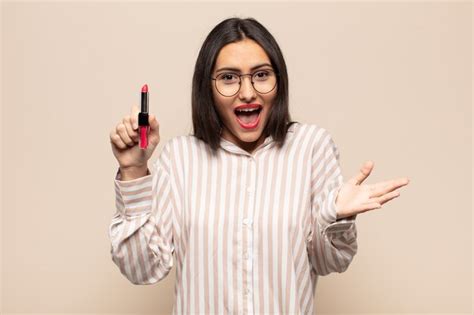 Joven Latina Que Se Siente Extremadamente Conmocionada Y Sorprendida Ansiosa Y En P Nico Con