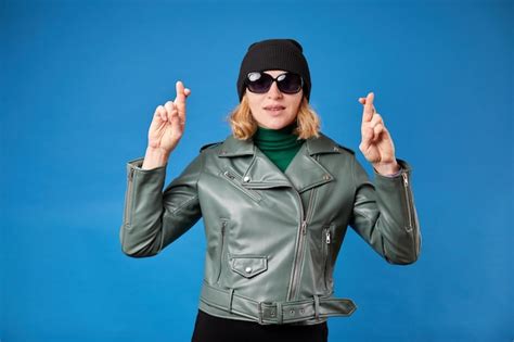 Jolie Jeune Femme Blonde En Veste Verte Posant Isol Sur Fond Bleu Concept De Mode De Vie Des