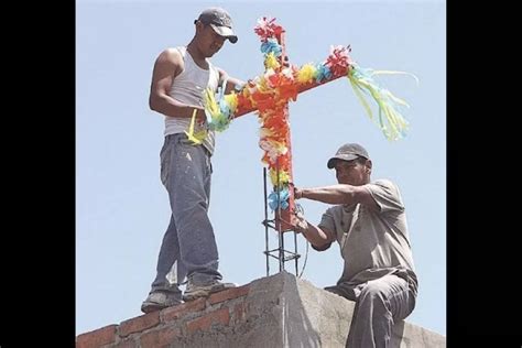 Andr S Manuel L Pez Obrador Le Rinde Tributo A Los Alba Iles En El D A