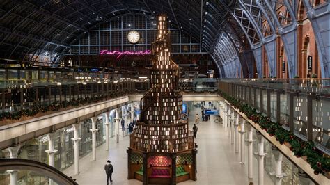 St Pancras Stations Spectacular Christmas Tree Has Been Revealed