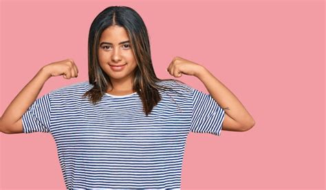 Jovem Latina Vestindo Roupas Casuais Mostrando Os M Sculos Dos Bra Os Sorrindo Orgulhoso