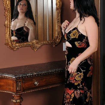 Sexy Milf Summer Avery Stripping And Posing Naked 15 Photos