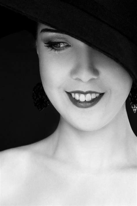 Девушка в шляпе, черно-белое фото, улыбка | Шляпа, Уличная фотография ...