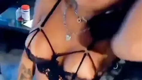 Rondborstige Trans Latina Trekt Kleren Uit En Streelt Haar Schacht Xhamster