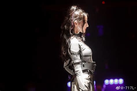 Địch Lệ Nhiệt Ba hot nhất đêm nay Sexy ngút ngàn dù kín từ đầu tới chân lấn át cả Dương Siêu