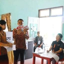 Pj Bupati Murung Raya Dan Istri Mencoblos Di TPS 044