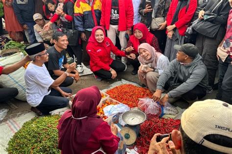 Siti Atikoh Blusukan Di Pasar Tulang Bawang Pedagang Doakan Ganjar