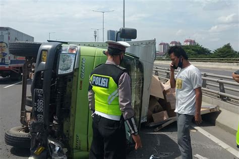 Hilang Kendali Truk Boks Terguling Di Flyover Tanah Abang