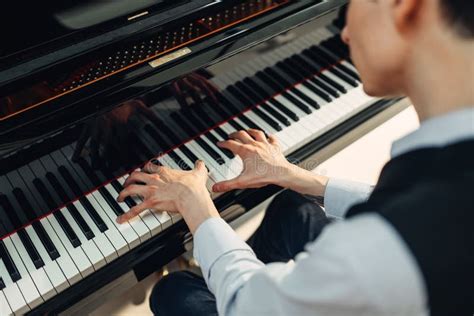 Giocatore Di Piano Pianista Che Gioca Concerto Del Pianoforte A Coda