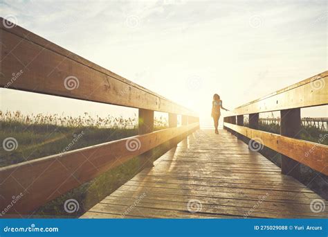 Ella Lista Para Tomar Algunos Rayos Una Joven En Bikini En Un Paseo Cerca De La Playa Foto De