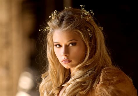 Beautiful Blonde Angel Model 1996x1406 Wallpaper Teahub Io