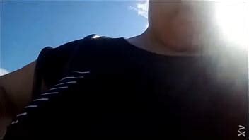 Gordita con gafas enseñando los pechos en la calle XVIDEOS