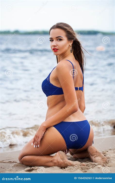 Sexy Modelo En Bikini Azul Posando En La Arena En La Playa Imagen De Archivo Imagen De